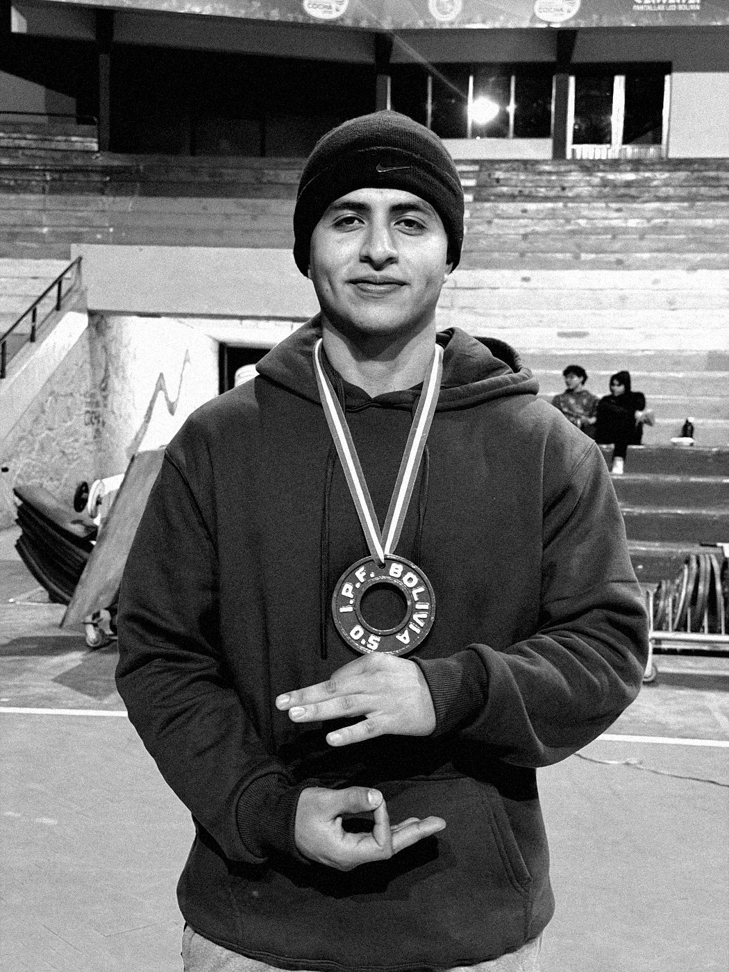 Andrés Rivero con su medalla de powerlifting